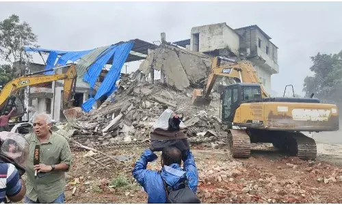 भोपाल में मछली परिवार की कोठी पर चला बुलडोजर! लव जिहाद एवं ड्रग तस्करी पर सरकार ने कसा शिकंजा भोपाल में मछली परिवार की कोठी पर चला बुलडोजर! लव जिहाद एवं ड्रग तस्करी पर सरकार ने कसा शिकंजा