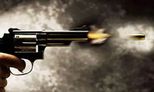 गुरु-शिष्य परंपरा हुई लहूलुहान: स्कूल में छात्र ने शिक्षक के गर्दन में दागी गोली, टिफिन बॉक्स में था तमंचा गुरु-शिष्य परंपरा हुई लहूलुहान: स्कूल में छात्र ने शिक्षक के गर्दन में दागी गोली, टिफिन बॉक्स में था तमंचा