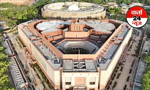 संसद की सुरक्षा में बड़ी सेंध, संदिग्ध शख्स संसद के अंदर घुसा, सुरक्षाकर्मियों ने हिरासत में लिया