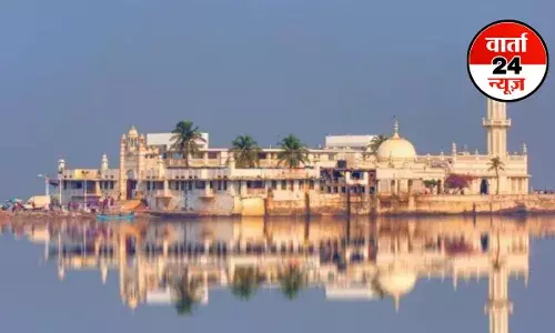 Dargah: एक ऐसा दरगाह जो समुद्र के बीचों-बीच होकर भी कभी नहीं डूबता! जानें क्या है रहस्य Dargah: एक ऐसा दरगाह जो समुद्र के बीचों-बीच होकर भी कभी नहीं डूबता! जानें क्या है रहस्य