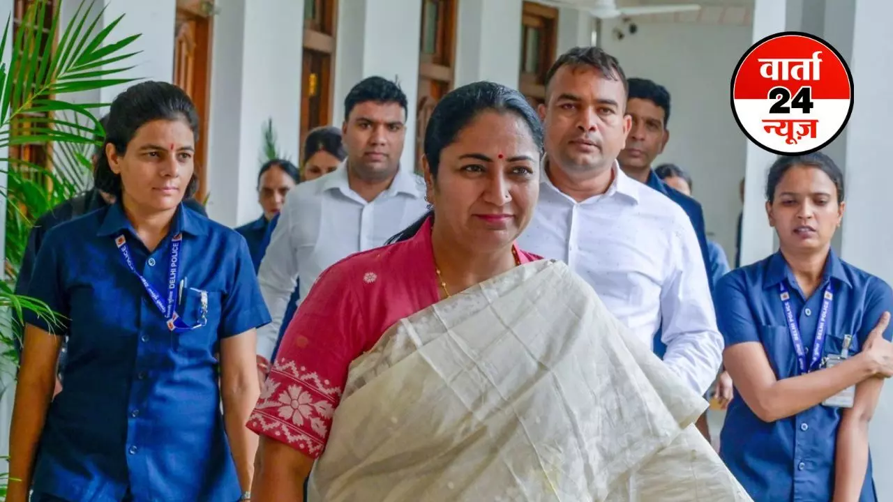 सीएम रेखा गुप्ता के कार्यक्रम में आज एक बार फिर हुआ हंगामा, पुलिस ने हिरासत में लिया, सीएम ने कहा-आपकी मुख्यमंत्री दीदी न डरेंगी, न थकेंगी, न हारेंगी सीएम रेखा गुप्ता के कार्यक्रम में आज एक बार फिर हुआ हंगामा, पुलिस ने हिरासत में लिया, सीएम ने कहा-आपकी मुख्यमंत्री दीदी न डरेंगी, न थकेंगी, न हारेंगी