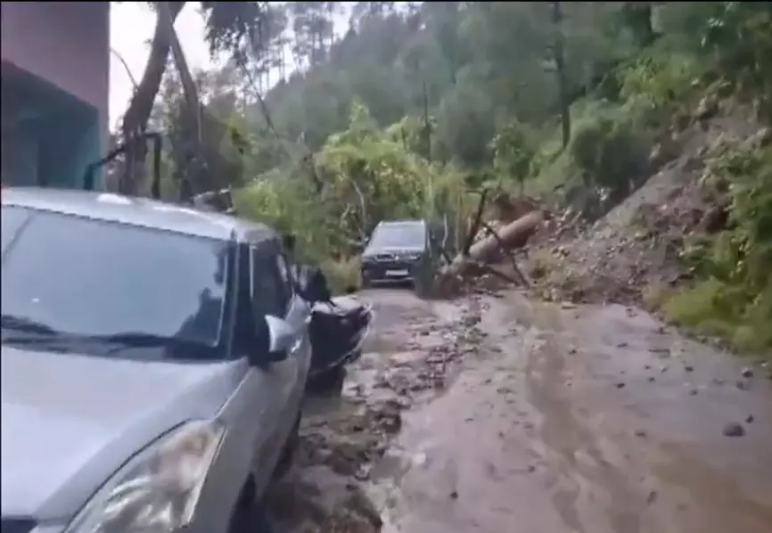 उत्तराखंड के थराली में फिर से बादल फटा, कई मकान क्षतिग्रस्त हुए, सड़कों पर जल सैलाब उत्तराखंड के थराली में फिर से बादल फटा, कई मकान क्षतिग्रस्त हुए, सड़कों पर जल सैलाब