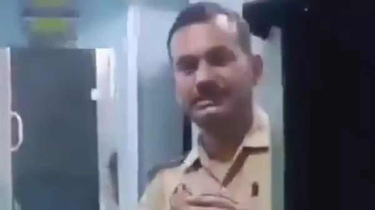 खाकी पर दाग: दिल्ली से प्रयागराज जाने वाली ट्रेन में छात्रा से छेड़छाड़ के मामले में सिपाही हुआ निलंबित खाकी पर दाग: दिल्ली से प्रयागराज जाने वाली ट्रेन में छात्रा से छेड़छाड़ के मामले में सिपाही हुआ निलंबित