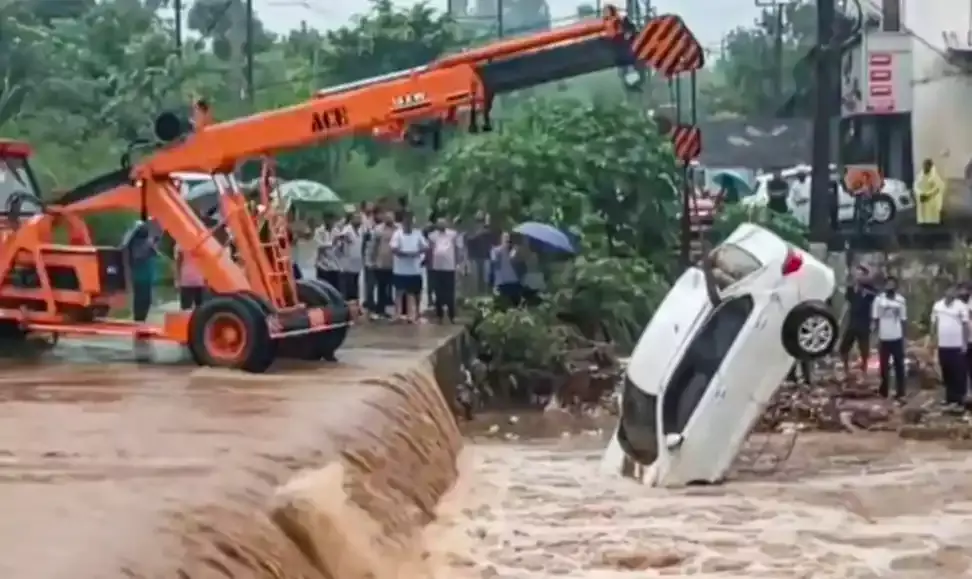 देश के अलग-अलग हिस्सों में हो रही बारिश से अब तक 11 की मौत, कई लोग लापता देश के अलग-अलग हिस्सों में हो रही बारिश से अब तक 11 की मौत, कई लोग लापता