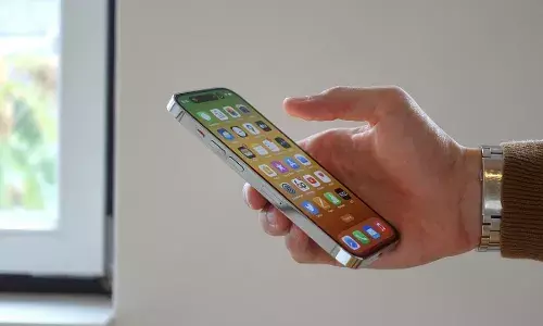 दिल्ली में आईफोन और नकदी ठगने वाले गिरोह के दो सदस्य गिरफ्तार, नाबालिग साथी फरार