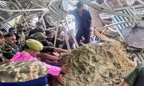 वैष्णो देवी यात्रा के दौरान भूस्खलन में अब तक 33 लोगों की मौत, ट्रेनें रद्द होने से घर नहीं लौट पा रहे हैं श्रद्धालु वैष्णो देवी यात्रा के दौरान भूस्खलन में अब तक 33 लोगों की मौत, ट्रेनें रद्द होने से घर नहीं लौट पा रहे हैं श्रद्धालु