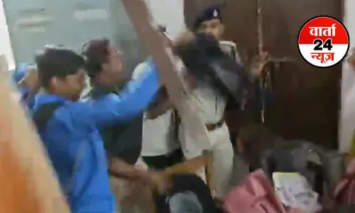 PATNA: खाकी पर बच्चों का हमला! पटना के एक स्कूल में छात्रों ने पुलिस अफसर को बंधक बनाकर पीटा, जानें कारण, देंखे वीडियो PATNA: खाकी पर बच्चों का हमला! पटना के एक स्कूल में छात्रों ने पुलिस अफसर को बंधक बनाकर पीटा, जानें कारण, देंखे वीडियो