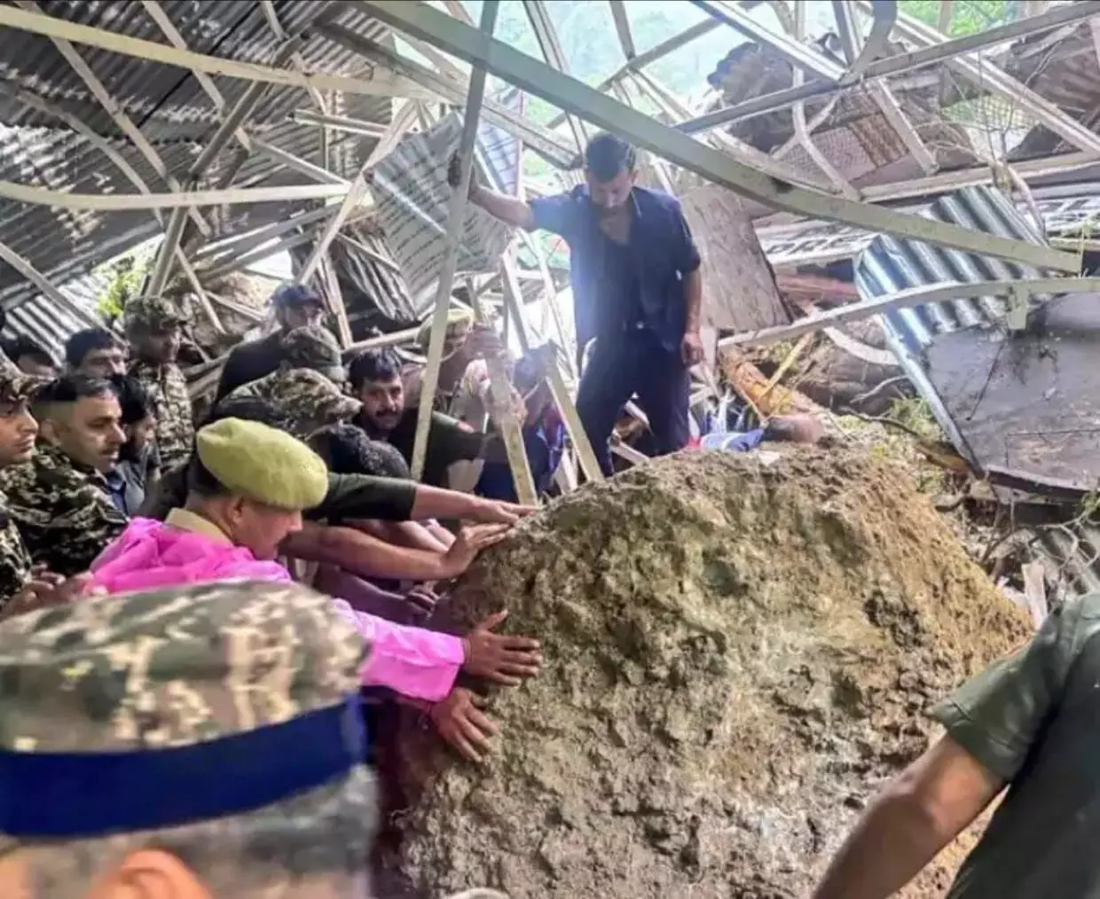 वैष्णो देवी यात्रा के दौरान भूस्खलन में अब तक 33 लोगों की मौत, ट्रेनें रद्द होने से घर नहीं लौट पा रहे हैं श्रद्धालु वैष्णो देवी यात्रा के दौरान भूस्खलन में अब तक 33 लोगों की मौत, ट्रेनें रद्द होने से घर नहीं लौट पा रहे हैं श्रद्धालु