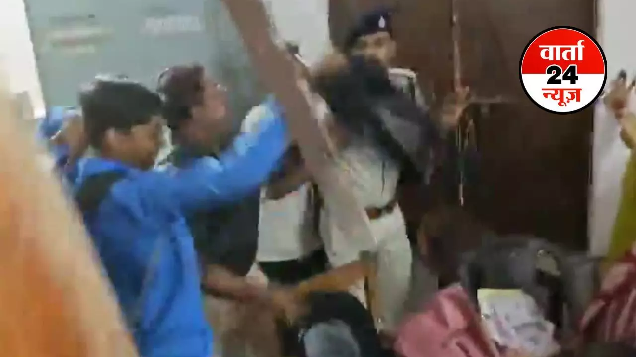 PATNA: खाकी पर बच्चों का हमला! पटना के एक स्कूल में छात्रों ने पुलिस अफसर को बंधक बनाकर पीटा, जानें कारण, देंखे वीडियो PATNA: खाकी पर बच्चों का हमला! पटना के एक स्कूल में छात्रों ने पुलिस अफसर को बंधक बनाकर पीटा, जानें कारण, देंखे वीडियो