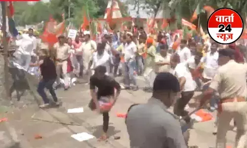 पीएम मोदी की मां पर अभद्र टिप्पणी करने को लेकर बवाल! पटना में बीजेपी और कांग्रेस कार्यकर्ताओं के बीच लाठी युद्ध पीएम मोदी की मां पर अभद्र टिप्पणी करने को लेकर बवाल! पटना में बीजेपी और कांग्रेस कार्यकर्ताओं के बीच लाठी युद्ध