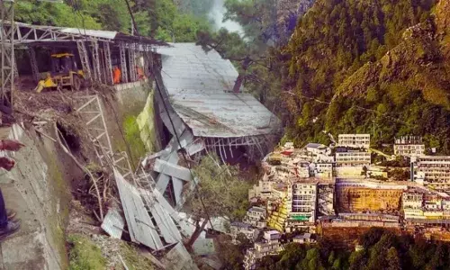 वैष्णो देवी यात्रा में हुई 34 श्रद्धालुओं की मौत पर अब सियासत शुरू! उपमुख्यमंत्री ने कहा- यह हादसा नहीं हत्या... वैष्णो देवी यात्रा में हुई 34 श्रद्धालुओं की मौत पर अब सियासत शुरू! उपमुख्यमंत्री ने कहा- यह हादसा नहीं हत्या...