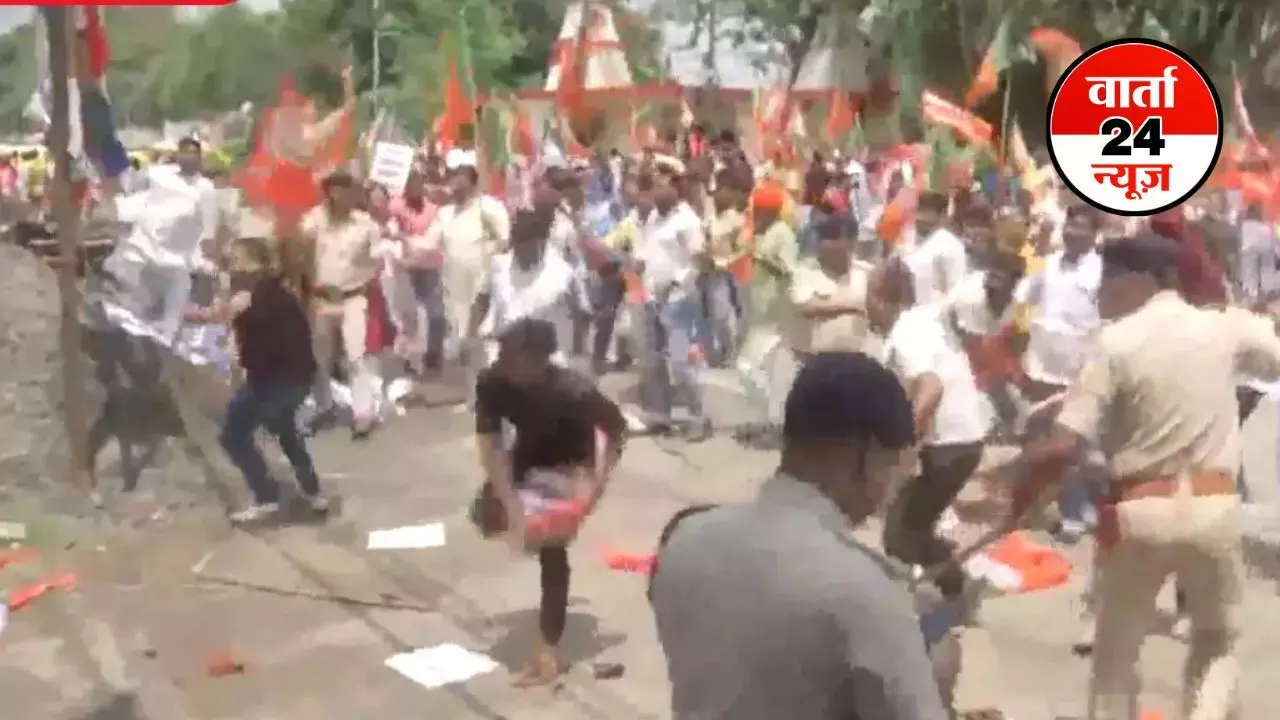 पीएम मोदी की मां पर अभद्र टिप्पणी करने को लेकर बवाल! पटना में बीजेपी और कांग्रेस कार्यकर्ताओं के बीच लाठी युद्ध पीएम मोदी की मां पर अभद्र टिप्पणी करने को लेकर बवाल! पटना में बीजेपी और कांग्रेस कार्यकर्ताओं के बीच लाठी युद्ध