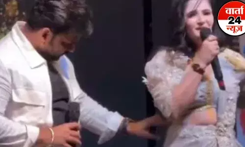 भोजपुरी सिंगर पवन सिंह ने स्टेज पर ऐक्ट्रस को किया Bad Touch! भड़की अंजलि राघव- कहा अब भोजपुरी इंडस्ट्री में काम नहीं करुंगी, देखें वीडियो भोजपुरी सिंगर पवन सिंह ने स्टेज पर ऐक्ट्रस को किया Bad Touch! भड़की अंजलि राघव- कहा अब भोजपुरी इंडस्ट्री में काम नहीं करुंगी, देखें वीडियो