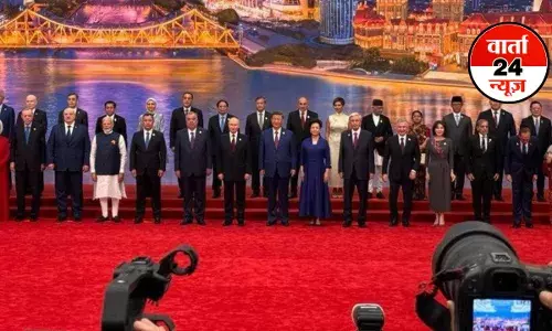 SCO Summit तियानजिन में ग्रुप फोटो सेशन पर पूरी दुनिया की नजर, एक मंच पर दिखे मोदी, पुतिन और जिनपिंग SCO Summit तियानजिन में ग्रुप फोटो सेशन पर पूरी दुनिया की नजर, एक मंच पर दिखे मोदी, पुतिन और जिनपिंग