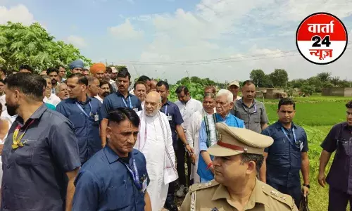 अमित शाह पहुंचे जम्मू-कश्मीर, बाढ़ प्रभावित इलाकों का किया दौरा, साथ में हैं सीएम अब्दुल्ला और LG मनोज सिन्हा अमित शाह पहुंचे जम्मू-कश्मीर, बाढ़ प्रभावित इलाकों का किया दौरा, साथ में हैं सीएम अब्दुल्ला और LG मनोज सिन्हा