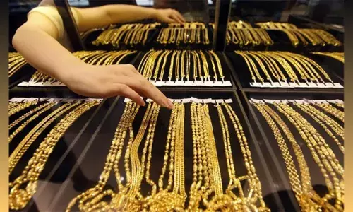 सोना-चांदी में आया रिकॉर्ड तोड़ उछाल, 1 लाख से पार हुआ सोना, जानें तेजी आने का कारण सोना-चांदी में आया रिकॉर्ड तोड़ उछाल, 1 लाख से पार हुआ सोना, जानें तेजी आने का कारण