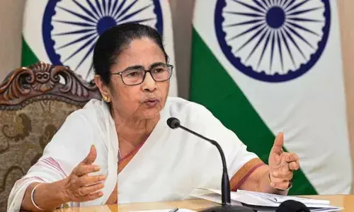 ममता बनर्जी ने सेना पर मंच तोड़ने का लगाया आरोप, कहा- बीजेपी के हाथों में ना खेलें ममता बनर्जी ने सेना पर मंच तोड़ने का लगाया आरोप, कहा- बीजेपी के हाथों में ना खेलें