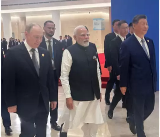 SCO Summit: शिखर सम्मेलन में चल रही बैठक, एक साथ दिखे पुतिन, मोदी और शी जिनपिंग SCO Summit: शिखर सम्मेलन में चल रही बैठक, एक साथ दिखे पुतिन, मोदी और शी जिनपिंग