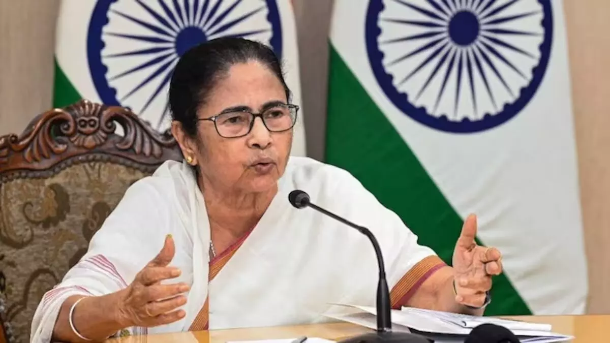 ममता बनर्जी ने सेना पर मंच तोड़ने का लगाया आरोप, कहा- बीजेपी के हाथों में ना खेलें ममता बनर्जी ने सेना पर मंच तोड़ने का लगाया आरोप, कहा- बीजेपी के हाथों में ना खेलें