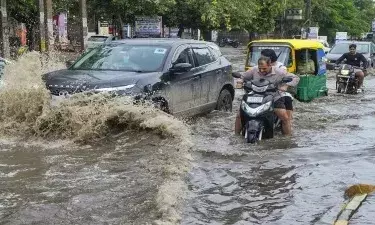 गुरुग्राम में भारी बारिश का अलर्ट जारी, 20 किलोमीटर लंबे जाम पर कांग्रेस हमलावर, सरकार के ‘ट्रिपल इंजन’ मॉडल पर उठाए सवाल गुरुग्राम में भारी बारिश का अलर्ट जारी, 20 किलोमीटर लंबे जाम पर कांग्रेस हमलावर, सरकार के ‘ट्रिपल इंजन’ मॉडल पर उठाए सवाल