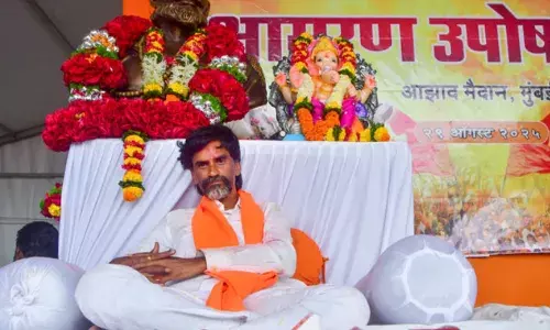 मराठा आरक्षण आंदोलन कर रहे लोगों को आज खाली करना होगा आजाद मैदान और सड़कें, नोटिस जारी