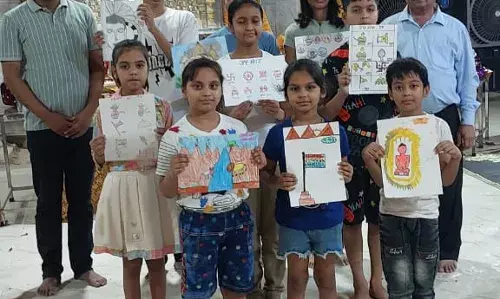 Ghaziabad: दशलक्षण पर्व के अवसर पर श्री पार्श्वनाथ दिगंबर जैन मंदिर में जैन धर्म पर आधारित चित्रकला प्रतियोगिता