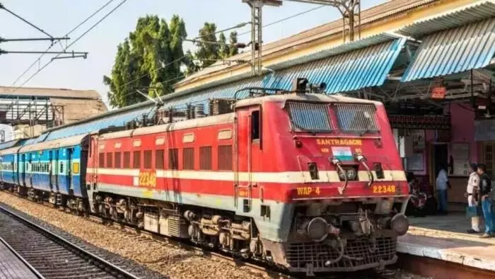त्योहारी सीजन में बिहार पर मेहरबान रेलवे! इस तारीख से इन रूटों पर चलेंगी तीन स्पेशल ट्रेनें त्योहारी सीजन में बिहार पर मेहरबान रेलवे! इस तारीख से इन रूटों पर चलेंगी तीन स्पेशल ट्रेनें