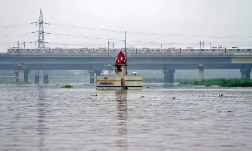 Delhi Flood : दिल्ली में यमुना का रौद्र रूप! यमुना बैंक मेट्रो स्टेशन तक पहुंचा यमुना का पानी, DMRC का अलर्ट, गुरुग्राम में जलभराव से जाम Delhi Flood : दिल्ली में यमुना का रौद्र रूप! यमुना बैंक मेट्रो स्टेशन तक पहुंचा यमुना का पानी, DMRC का अलर्ट, गुरुग्राम में जलभराव से जाम