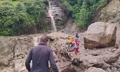 Uttrakhand: कल भी बंद रहेगा यमुनोत्री हाईवे, बदरीनाथ हाईवे पर भी आवाजाही रुकी Uttrakhand: कल भी बंद रहेगा यमुनोत्री हाईवे, बदरीनाथ हाईवे पर भी आवाजाही रुकी