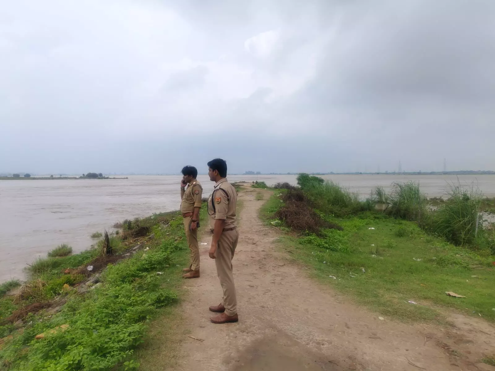 Delhi-NCR: आज भी बारिश को लेकर अलर्ट! जलभराव की समस्या से जूझ रहे लोग, traffic हुआ स्लो Delhi-NCR: आज भी बारिश को लेकर अलर्ट! जलभराव की समस्या से जूझ रहे लोग, traffic हुआ स्लो