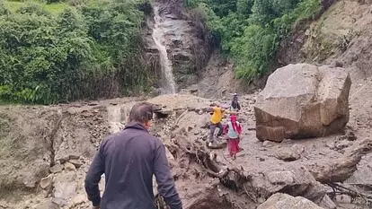 Uttrakhand: कल भी बंद रहेगा यमुनोत्री हाईवे, बदरीनाथ हाईवे पर भी आवाजाही रुकी Uttrakhand: कल भी बंद रहेगा यमुनोत्री हाईवे, बदरीनाथ हाईवे पर भी आवाजाही रुकी