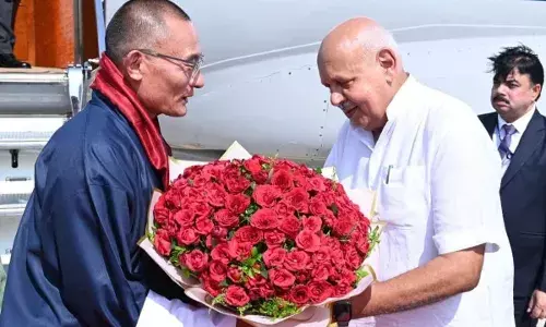 रामलला के दर्शन करने अयोध्या पहुंचे भूटान के प्रधानमंत्री, रेड कार्पेट पर हुआ स्वागत... रामलला के दर्शन करने अयोध्या पहुंचे भूटान के प्रधानमंत्री, रेड कार्पेट पर हुआ स्वागत...