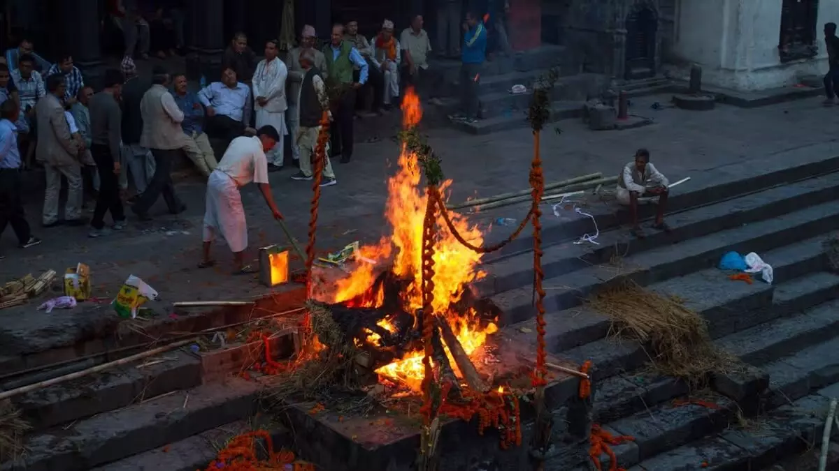Antim Sanskar: आखिर रात में क्यों नहीं किया जाता है अंतिम संस्कार? गरुड़ पुराण में छिपी है सच्चाई, जानें क्या Antim Sanskar: आखिर रात में क्यों नहीं किया जाता है अंतिम संस्कार? गरुड़ पुराण में छिपी है सच्चाई, जानें क्या