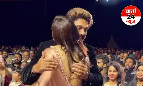 इस अंदाज में अल्लू अर्जुन ने रश्मिका मंदाना को लगाया गले कि फैंस हुए Excited, वीडियो वायरल इस अंदाज में अल्लू अर्जुन ने रश्मिका मंदाना को लगाया गले कि फैंस हुए Excited, वीडियो वायरल