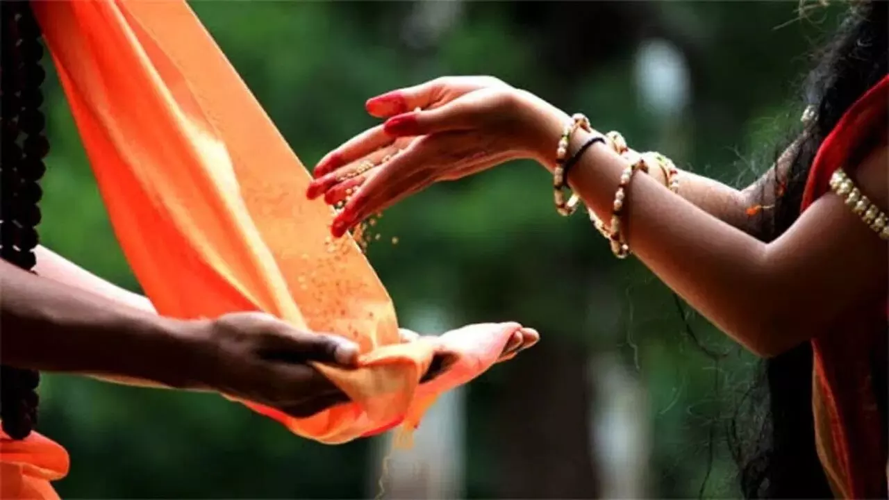 Pitru Paksha: पितृपक्ष में पितरों के लिए करें इन चीजों के दान, बरसेगी अपार कृपा Pitru Paksha: पितृपक्ष में पितरों के लिए करें इन चीजों के दान, बरसेगी अपार कृपा