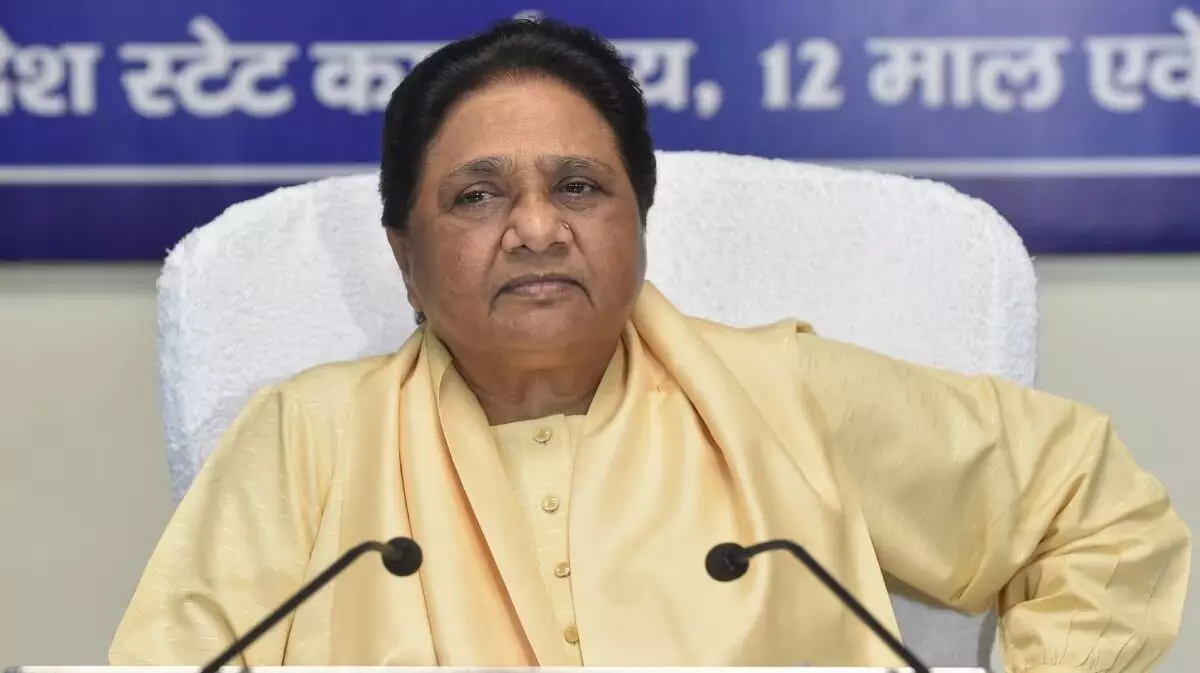 बहन जी! मुझसे गलती हो गई, मैं हाथ जोड़कर माफी मांगता हूं...और मायावती ने अपने इस रिश्तेदार को किया माफ बहन जी! मुझसे गलती हो गई, मैं हाथ जोड़कर माफी मांगता हूं...और मायावती ने अपने इस रिश्तेदार को किया माफ