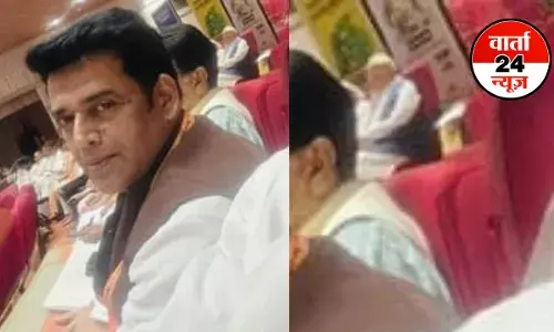 भाजपा की कार्यशाला के दौरान आम आदमी की तरह अंतिम पंक्ति में बैठकर पीएम मोदी ने दिए ये मैसेज! जानें किसलिए किया गया सम्मानित भाजपा की कार्यशाला के दौरान आम आदमी की तरह अंतिम पंक्ति में बैठकर पीएम मोदी ने दिए ये मैसेज! जानें किसलिए किया गया सम्मानित