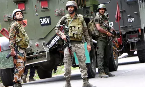 कुलगाम में फिर से आतंकवादियों ने गोलाबारी की, एक आतंकी मारा गया, सेना का जवान घायल कुलगाम में फिर से आतंकवादियों ने गोलाबारी की, एक आतंकी मारा गया, सेना का जवान घायल