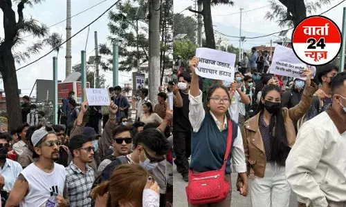 नेपाल में GEN-Z PROTEST: सोशल मीडिया बैन करने पर युवाओं ने बोला संसद पर धावा! लाखों प्रदर्शनकारी और पुलिस के बीच जमकर चल रहा है संघर्ष, देखें वीडियो नेपाल में GEN-Z PROTEST: सोशल मीडिया बैन करने पर युवाओं ने बोला संसद पर धावा! लाखों प्रदर्शनकारी और पुलिस के बीच जमकर चल रहा है संघर्ष, देखें वीडियो