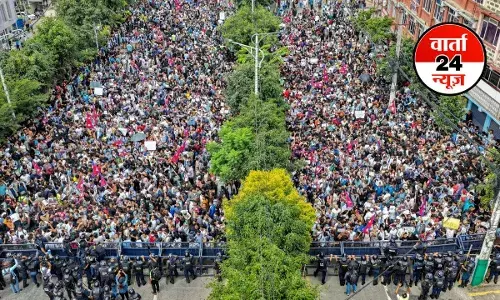 नेपाल में Gen-Z रिवोल्यूशन बना हिंसक! पुलिस और प्रदर्शनकारियों के बीच झड़प में 9 छात्रों की मौत, 100 से अधिक घायल, काठमांडू में हालात बेकाबू, देखें वीडियो नेपाल में Gen-Z रिवोल्यूशन बना हिंसक! पुलिस और प्रदर्शनकारियों के बीच झड़प में 9 छात्रों की मौत, 100 से अधिक घायल, काठमांडू में हालात बेकाबू, देखें वीडियो