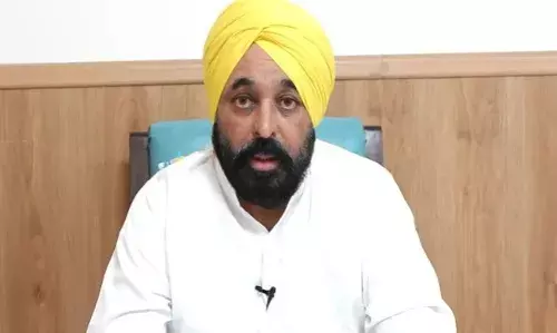 Punjab Floods: CM भगवंत मान ने अस्पताल से लाइव होकर की कैबिनेट बैठक, बाढ़ग्रस्त किसानों के लिए किए बड़े एलान, जानें क्या-क्या Punjab Floods: CM भगवंत मान ने अस्पताल से लाइव होकर की कैबिनेट बैठक, बाढ़ग्रस्त किसानों के लिए किए बड़े एलान, जानें क्या-क्या
