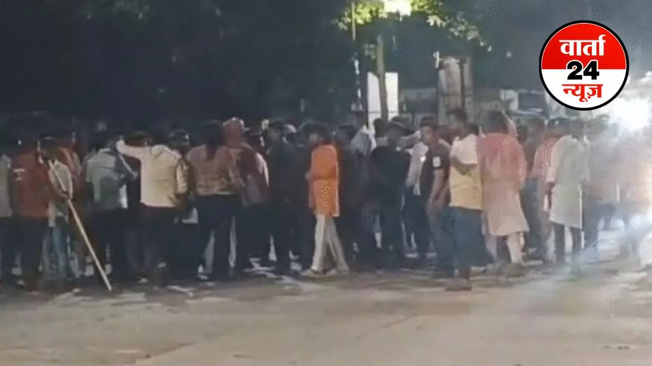 MP: गणेश विसर्जन समारोह में पथराव, 7 लोग हुए घायल, दो समुदायों के बीच तनाव! MP: गणेश विसर्जन समारोह में पथराव, 7 लोग हुए घायल, दो समुदायों के बीच तनाव!