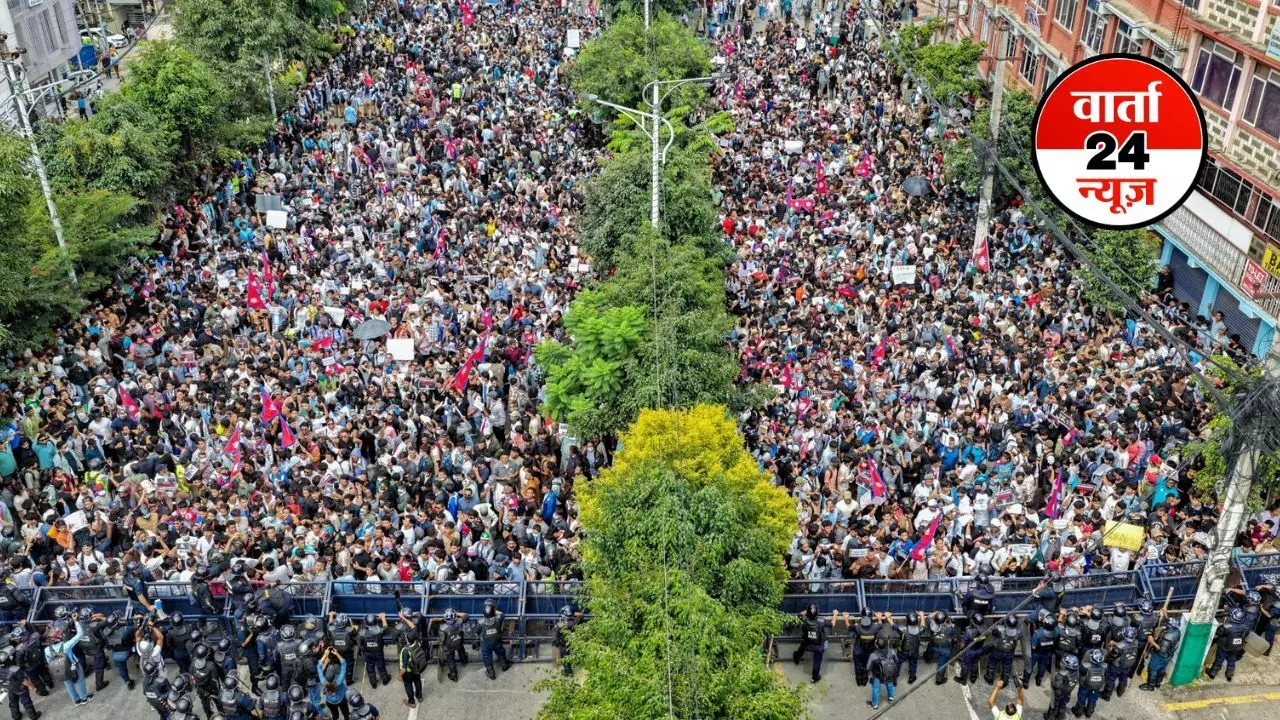 नेपाल में Gen-Z रिवोल्यूशन बना हिंसक! पुलिस और प्रदर्शनकारियों के बीच झड़प में 9 छात्रों की मौत, 100 से अधिक घायल, काठमांडू में हालात बेकाबू, देखें वीडियो नेपाल में Gen-Z रिवोल्यूशन बना हिंसक! पुलिस और प्रदर्शनकारियों के बीच झड़प में 9 छात्रों की मौत, 100 से अधिक घायल, काठमांडू में हालात बेकाबू, देखें वीडियो