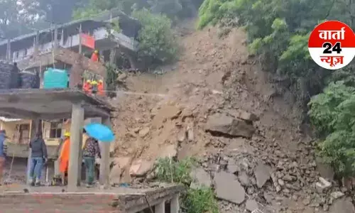 कुल्लू में भूस्खलन से मची तबाही, शर्मानी गांव में 8 लोग मलबे में दबे, एक की मौत, 4 लापता कुल्लू में भूस्खलन से मची तबाही, शर्मानी गांव में 8 लोग मलबे में दबे, एक की मौत, 4 लापता