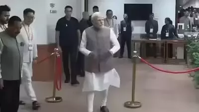 उपराष्ट्रपति चुनाव के लिए वोटिंग शुरू, पीएम मोदी ने डाला प्रथम वोट, जानें किसका पलड़ा है भारी उपराष्ट्रपति चुनाव के लिए वोटिंग शुरू, पीएम मोदी ने डाला प्रथम वोट, जानें किसका पलड़ा है भारी