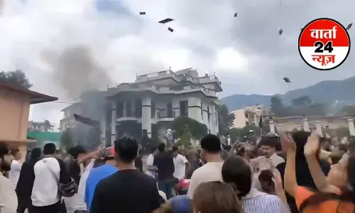 NEPAL में सेना ने संभाला मोर्चा! केपी शर्मा ओली को लेकर प्रदर्शनकारी का बड़ा दावा, किशोर सुधार गृह में हुई झड़प में पांच की मौत NEPAL में सेना ने संभाला मोर्चा! केपी शर्मा ओली को लेकर प्रदर्शनकारी का बड़ा दावा, किशोर सुधार गृह में हुई झड़प में पांच की मौत