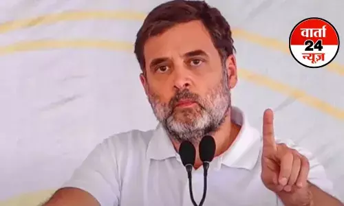 रायबरेली: राहुल गांधी का काफिला रोका! पीएम मोदी की मां को गाली देने के मामले में राहुल से की माफी की मांग रायबरेली: राहुल गांधी का काफिला रोका! पीएम मोदी की मां को गाली देने के मामले में राहुल से की माफी की मांग