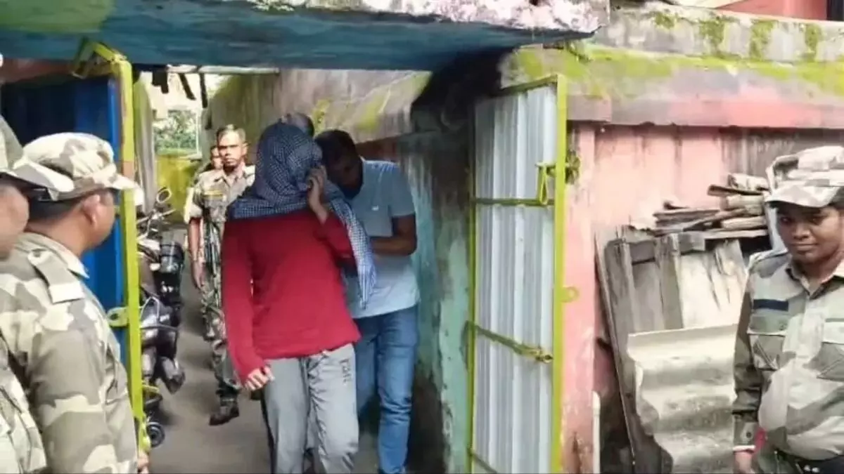 देश में 12 जगहों पर छापेमारी! रांची से पकड़ा गया ISIS का संदिग्ध आतंकी, बड़े हमले की थी प्लानिंग देश में 12 जगहों पर छापेमारी! रांची से पकड़ा गया ISIS का संदिग्ध आतंकी, बड़े हमले की थी प्लानिंग