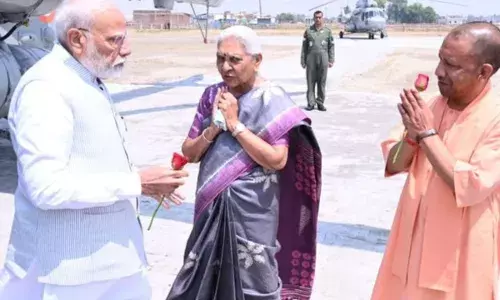 वाराणसी पहुंचे प्रधानमंत्री नरेंद्र मोदी! मॉरीशस के पीएम से करेंगे ऐतिहासिक द्विपक्षीय वार्ता, अजय राय समेत 100 अधिक कांग्रेस नेता हाउस अरेस्ट, जानें वजह वाराणसी पहुंचे प्रधानमंत्री नरेंद्र मोदी! मॉरीशस के पीएम से करेंगे ऐतिहासिक द्विपक्षीय वार्ता, अजय राय समेत 100 अधिक कांग्रेस नेता हाउस अरेस्ट, जानें वजह