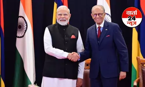 PM मोदी 52वें दौरे पर पहुंचे काशी! मॉरीशस के पीएम से द्विपक्षीय वार्ता शुरू PM मोदी 52वें दौरे पर पहुंचे काशी! मॉरीशस के पीएम से द्विपक्षीय वार्ता शुरू